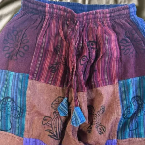 Spodnie z Gumką Nomad Sari - Nadruk Blokowy - Fioletowe Tony S/M